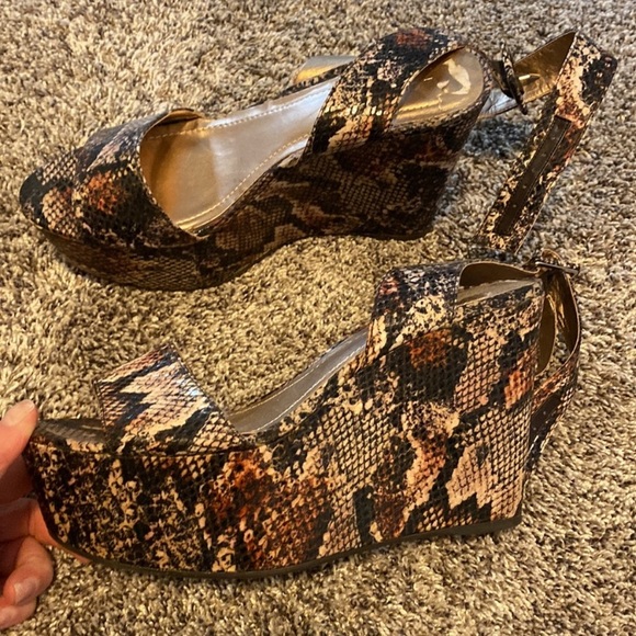 BCBGeneration Platform Wedges Size 7.5 - Picture 3 of 6